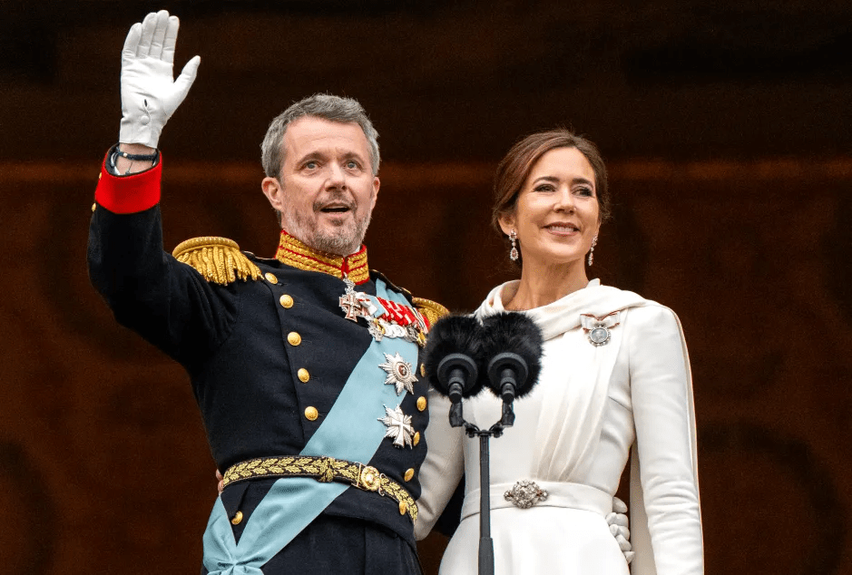 Crown Prince Frederik and Crown Princess Mary of Denmark waving.
