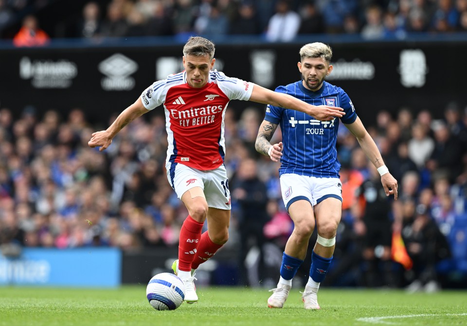 Leandro Trossard of Arsenal running with the ball during a soccer match.