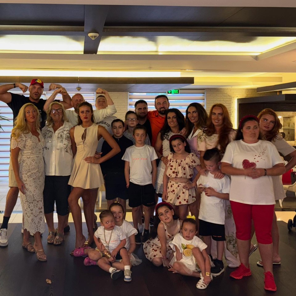 Large group photo of Paris and Tyson Fury with their family.