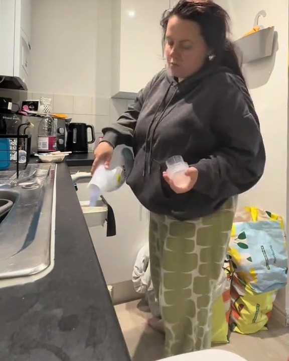 A woman pours laundry detergent into a washing machine drawer while text overlay reads, "I'm with neurodivergent children."