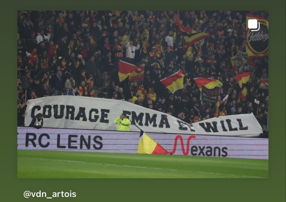 RC Lens fans holding a banner that says "Courage Emma et Will."
