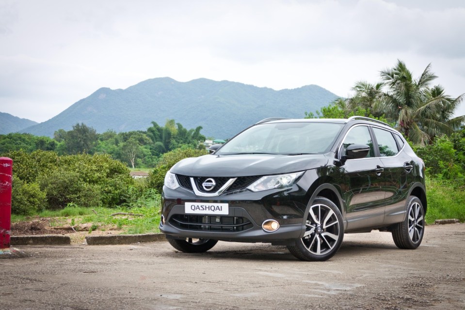 Black Nissan Qashqai parked outdoors.