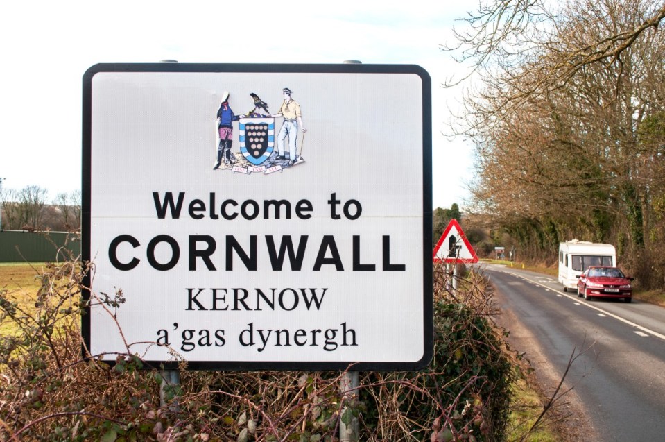 Welcome to Cornwall sign in English and Cornish.