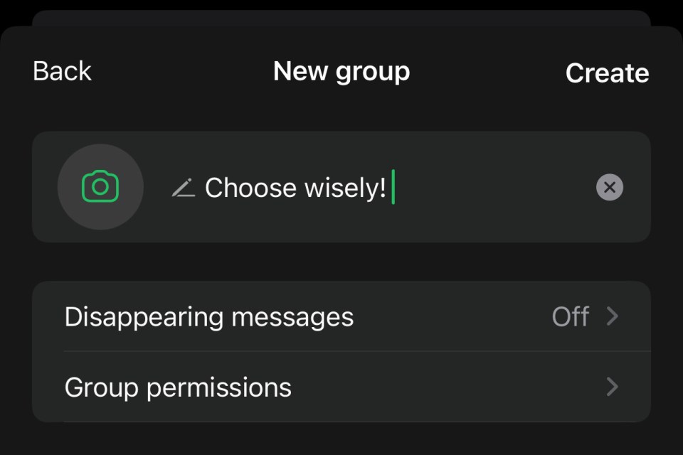 Screenshot of a new group creation screen with options for choosing a group image, disappearing messages, and group permissions.