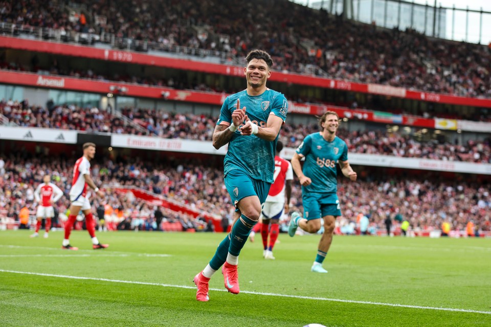 Evanilson celebrating a goal at a soccer match.