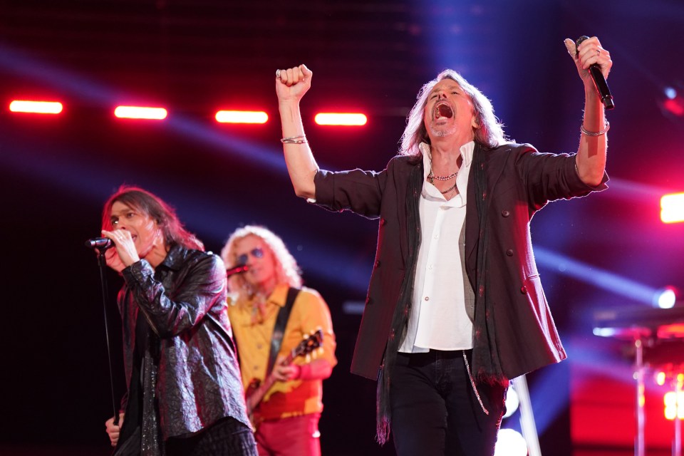 Luis Maldonado and Kelly Hansen of Foreigner performing on The Voice.