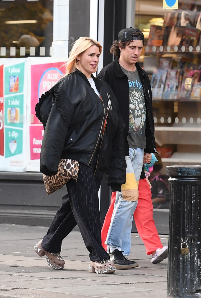 Billie Piper, Johnny Lloyd, and their daughter walking down the street.
