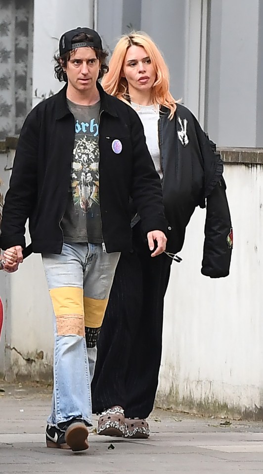 Billie Piper, Johnny Lloyd, and their daughter walking down the street.
