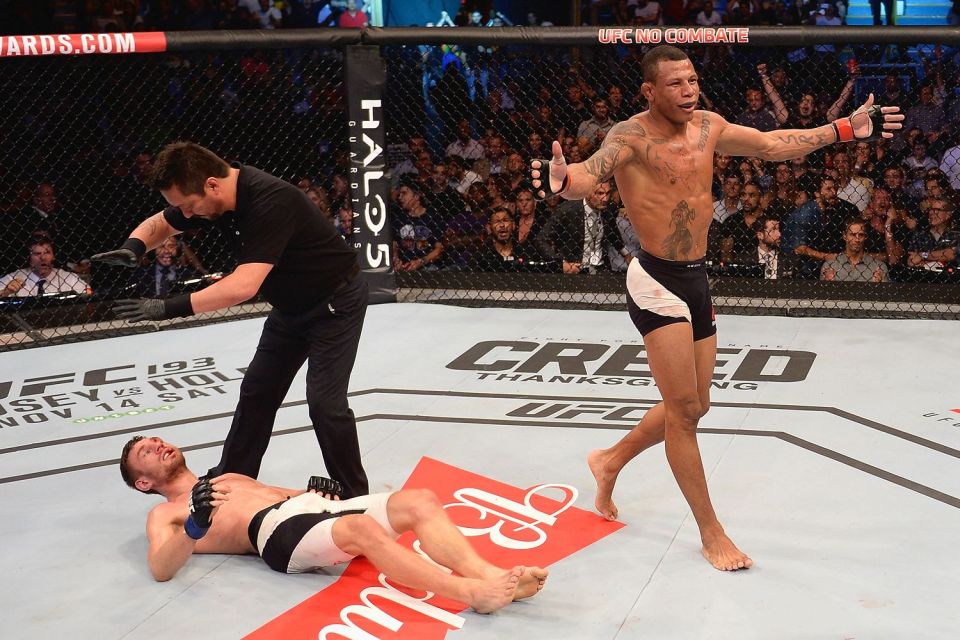 Bonus winner: Alex Oliveira's thumping KO of Piotr Hallmann earned him a $50,000 bonus