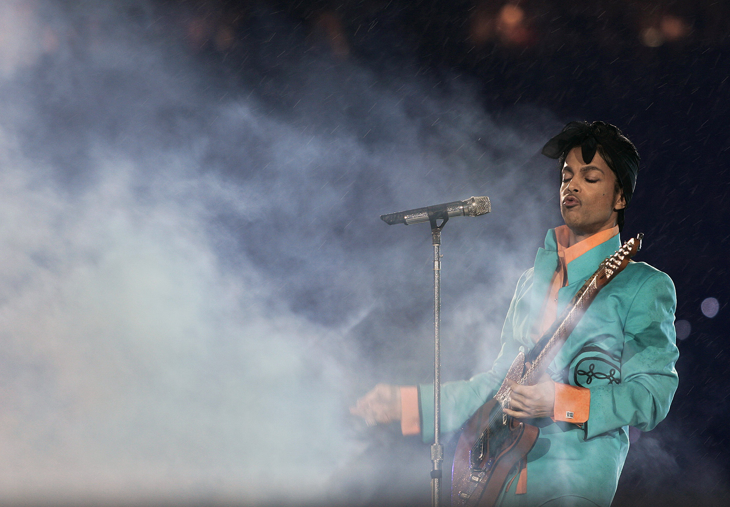 This file photo taken on February 4, 2007 shows US musician Prince performing during half-time at Super Bowl XLI at Dolphin Stadium in Miami between the Chicago Bears and the Indianapolis Colts. A judge on April 27, 2016 appointed a special administrator to oversee Prince's estate, accepting a request from the sister of the pop star who died without leaving a will. Kevin Eide, a district judge in suburban Carver County in Minnesota, said he heard no objections during a conference call with parties of interest and ordered a more formal hearing on Monday. / AFP PHOTO / Roberto SCHMIDTROBERTO SCHMIDT/AFP/Getty Images