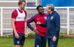 epa05354401 England's national soccer team coach Roy Hodgson (C) talks to Harry Kane (L) and Danny Rose (C) during a training session at Stade des Bourgognes in Chantilly, France, 10 June 2016. The team will play in Group B during the UEFA EURO 2016 soccer championship running from 10 June to 10 July 2016 in France. EPA/CHRISTOPHE PETIT TESSON