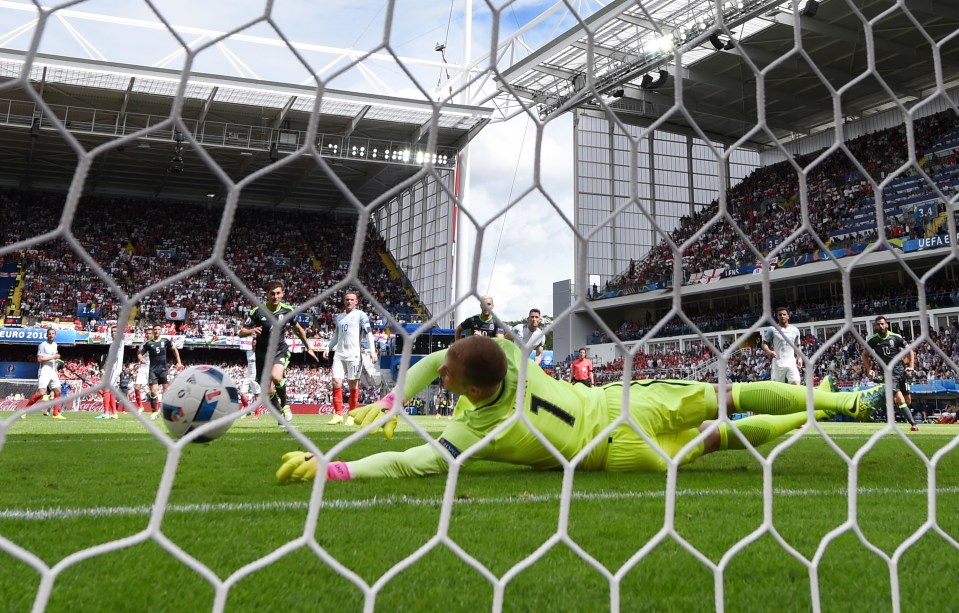 LENS, FRANCE - JUNE 16: Joe Hart of England fails to stop the shot by Gareth Bale of Wales allowing the first goal during the UEFA EURO 2016 Group B match between England and Wales at Stade Bollaert-Delelis on June 16, 2016 in Lens, France. (Photo by Matthias Hangst/Getty Images)