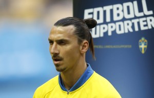 Zlatan Ibrahimovic move to Manchester United delayed as striker waits to collect PSG loyalty bonus