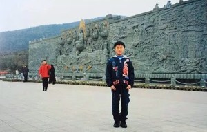 A woman is stunned to spot her mum in the background of a photo of her husband… 16 years earlier