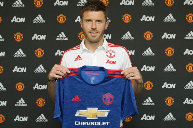 Michael Carrick has put pen to paper on a one-year contract extension after being convinced to stay by new Manchester United boss Jose Mourinho