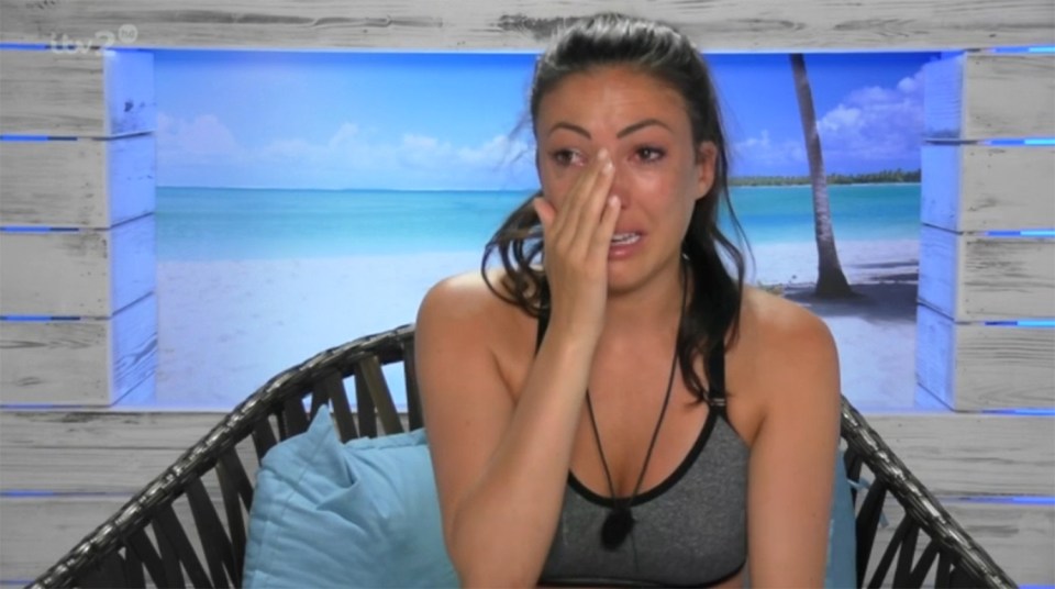 Sophie got upset about the situation and broke down in tears in the Beach Hut