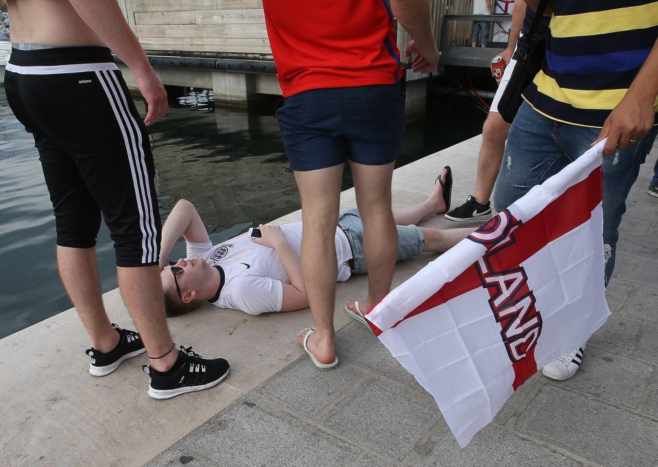 FAMEFLYNET - England Fans Fighting In Marseille Ahead Of England Russia EURO 2016 Game