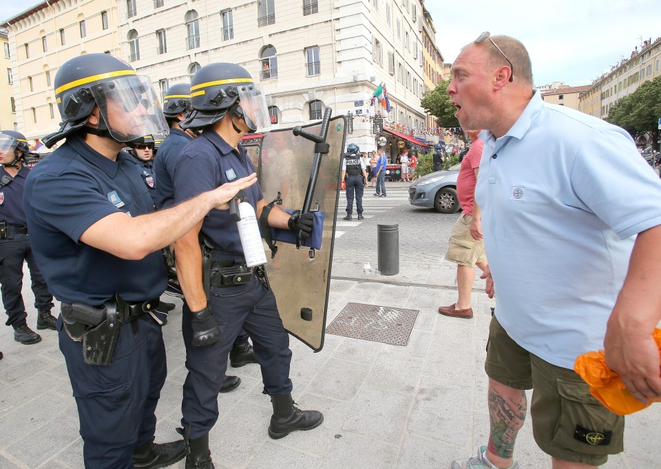 FAMEFLYNET - England Fans Fighting In Marseille Ahead Of England Russia EURO 2016 Game