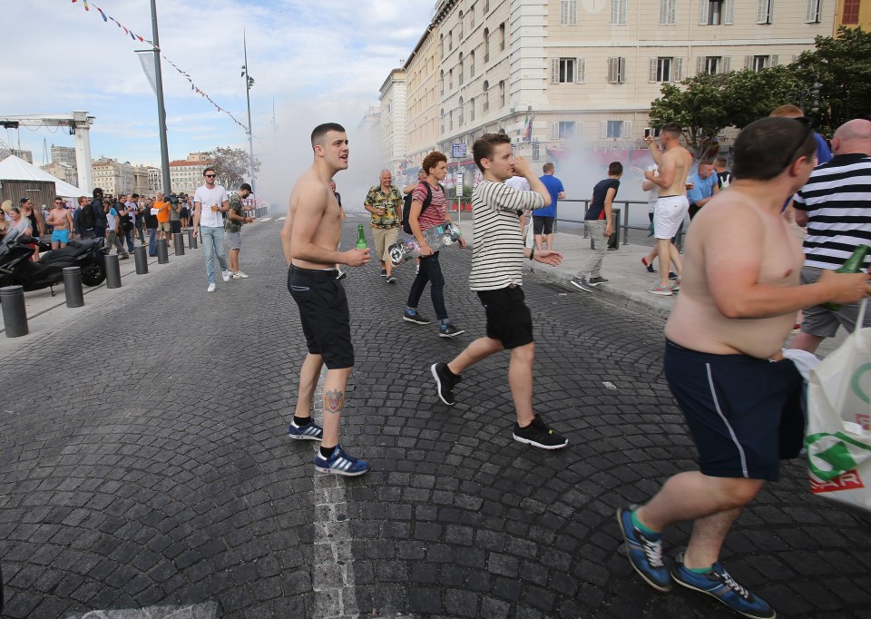 FAMEFLYNET England fans fighting in Marseille
