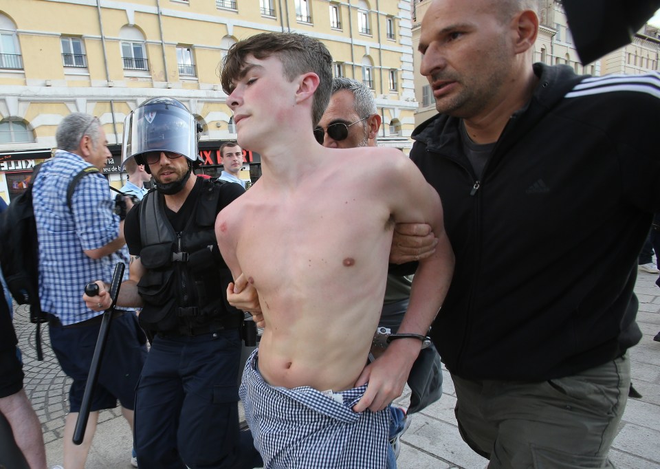 FAMEFLYNET - England Fans Fighting In Marseille Ahead Of Opening EURO 2016 Game