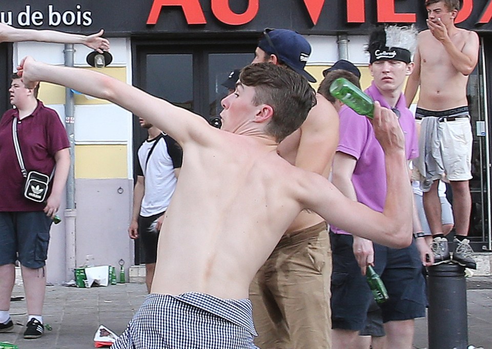 FAMEFLYNET - England Fans Fighting In Marseille Ahead Of Opening EURO 2016 Game