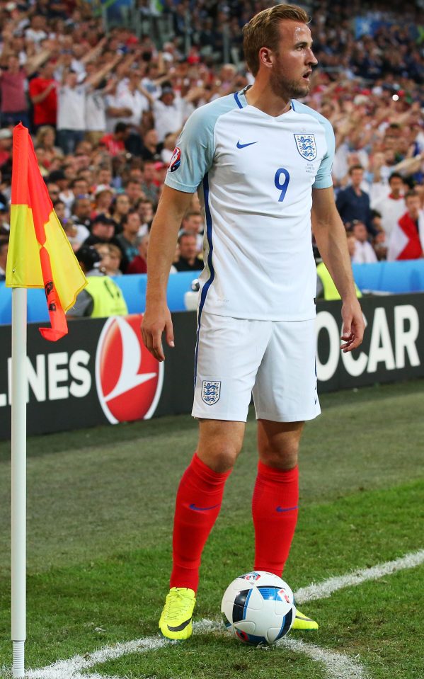 Harry Kane of England prepares for a corner kick