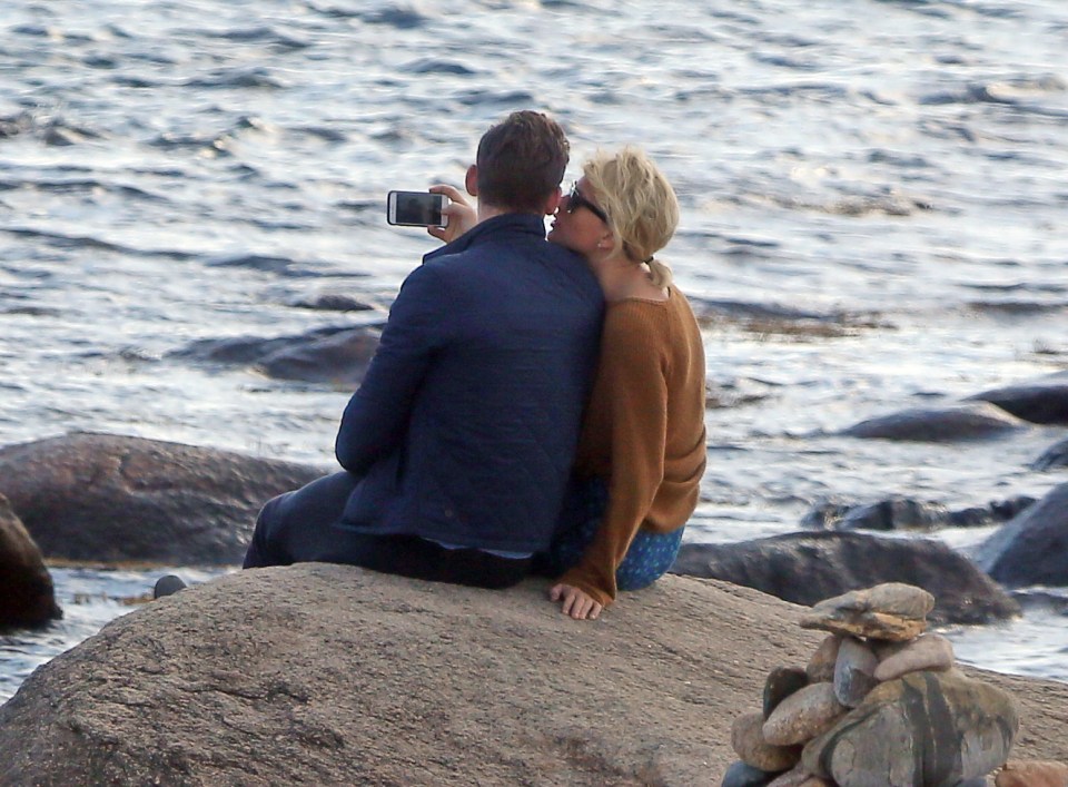 Taylor Swift and The Night Manager actor Tom Hiddlestone then passionately kiss before documenting their romantic moment with selfies on their mobile phones