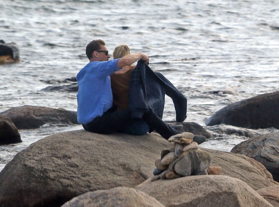 Chivalrous gent Tom Hiddlestone takes off his jacket and puts it around Taylor Swifts shoulders.