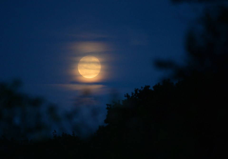 The strawberry moon over London 
