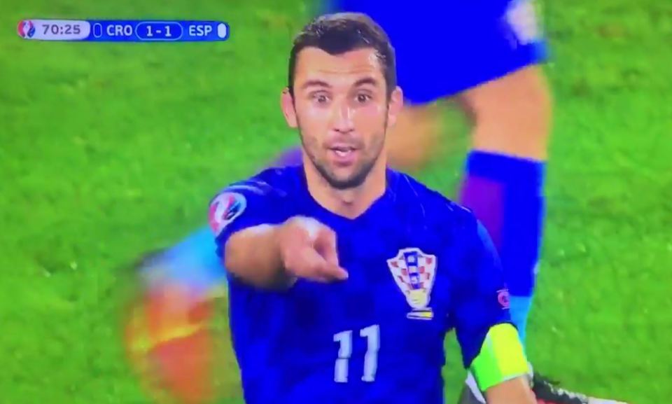 Darijo Srna points at Luka Modric on the bench as he is told where Sergio Ramos will shoot his penalty