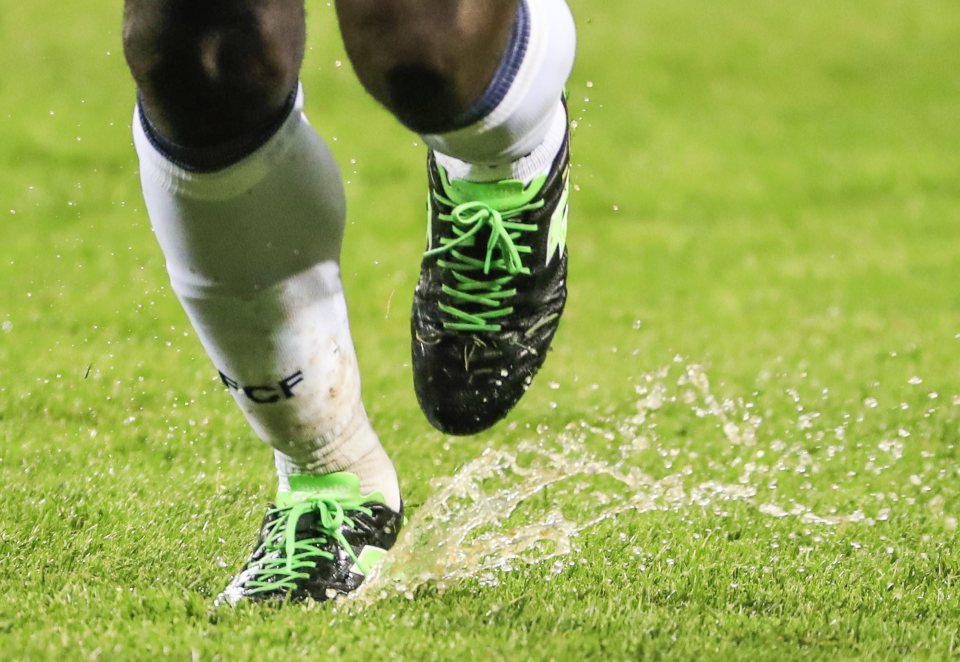 epa05385242 Colombian defender Cristian Zapada splashes water as he warms up after a weather delay at the end of the first half of the semi final match of the COPA America Centenario 2016 between Chile and Colombia at Soldier Field in Chicago, Illinois, USA, 22 June 2016. EPA/TANNEN MAURY