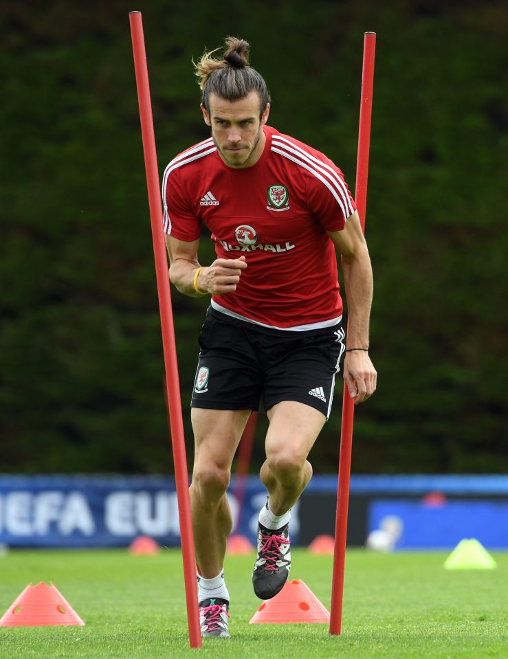 If Bale is able to cope with the pressure why can't England's stars?