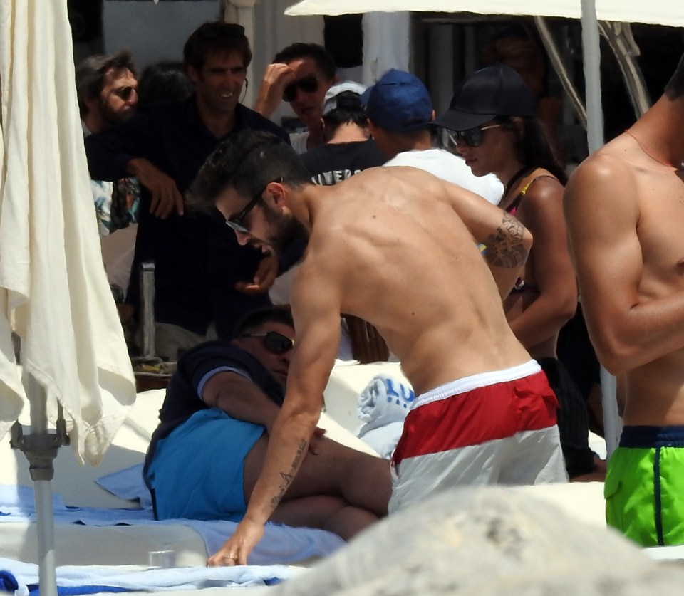 Cesc and Daniella relaxed with pals at the beach club