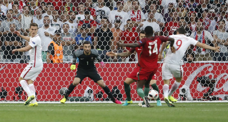Robert Lewandowski sidefoots home to give Poland the lead