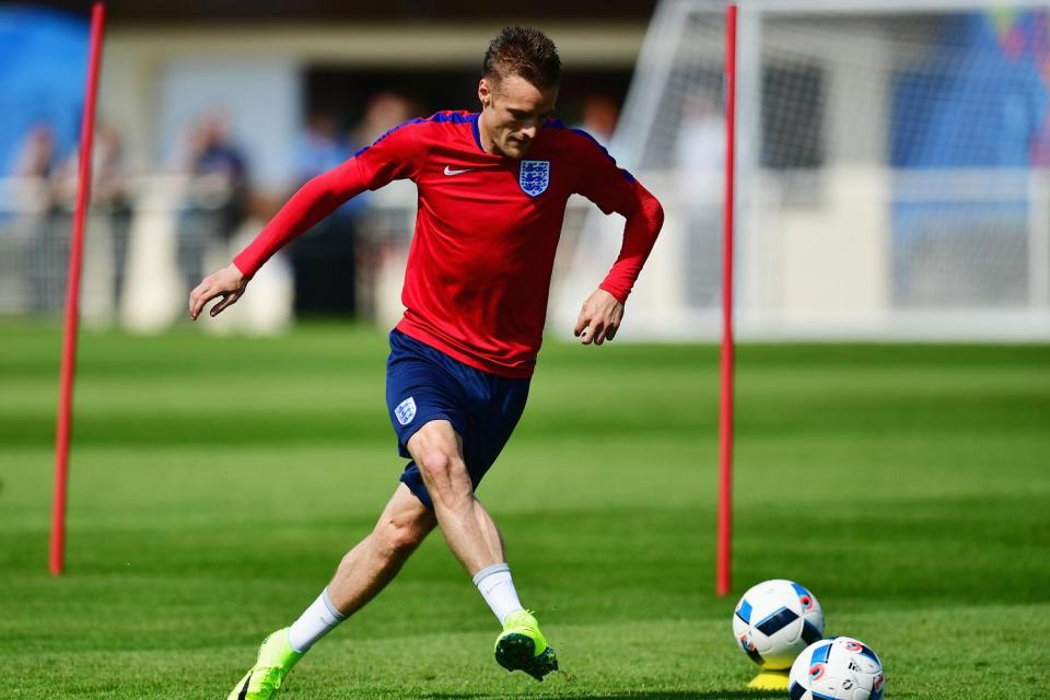 Jamie Vardy has the legs to play wide as Rooney takes a deeper position