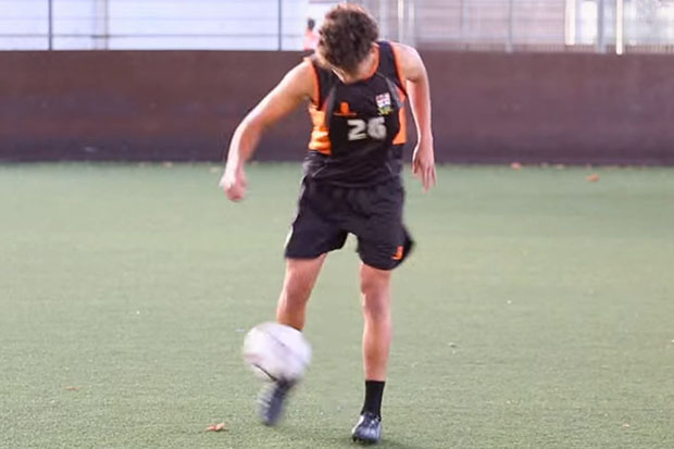 Yasin Ben El-Mhanni shows off a masterclass in street football