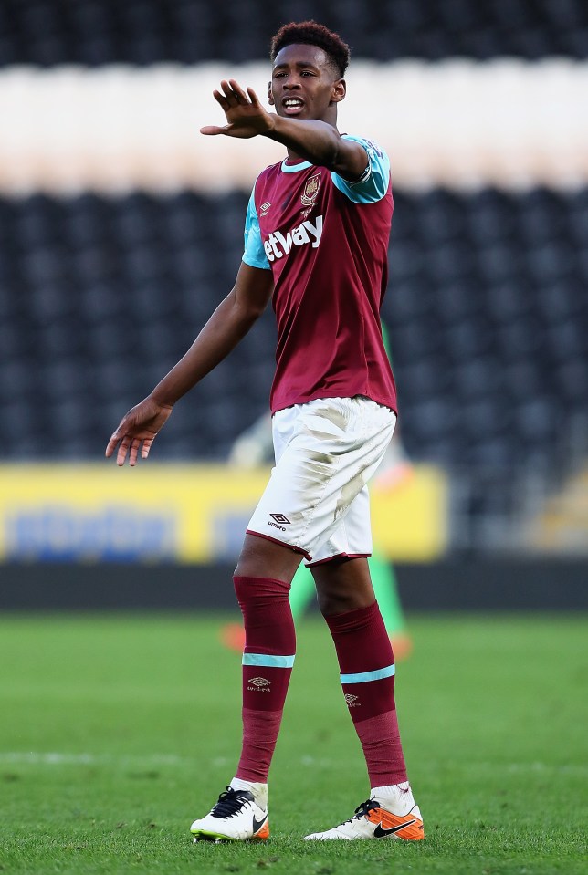 HULL, ENGLAND - MAY 04: Reece Oxford of West Ham in action during the Second Leg of the Premier League U21 Cup Final at the KC Stadium on May 04, 2016 in Hull, England. (Photo by Matthew Lewis/Getty Images)