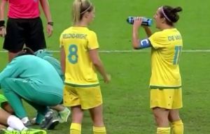 Australian football player has a hilariously embarrassing moment with a water bottle