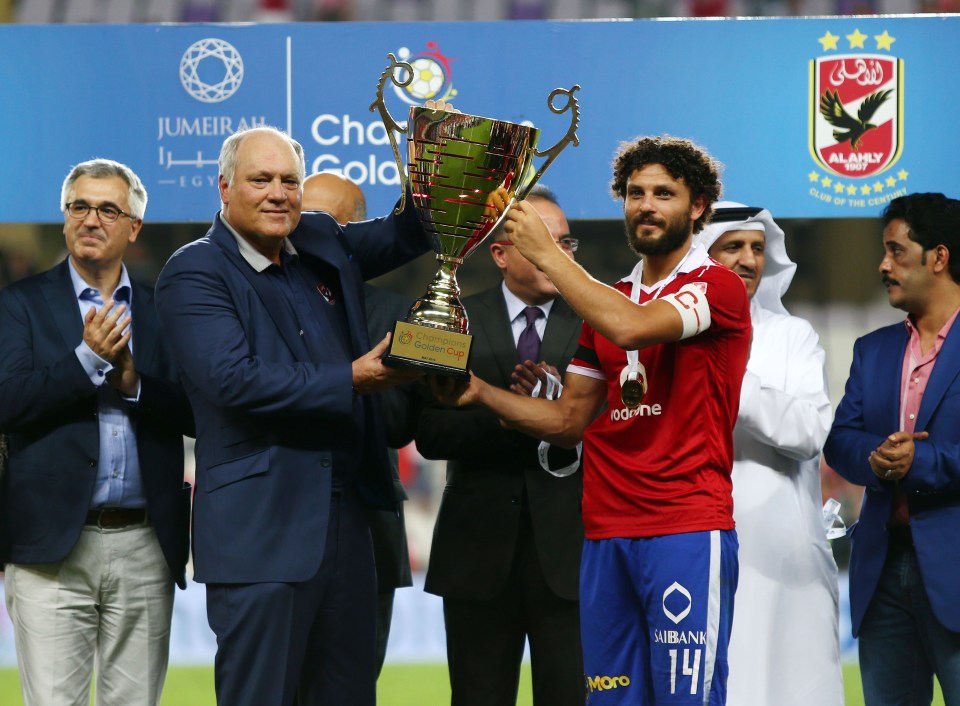 AL AIN, UNITED ARAB EMIRATES - MAY 19: Al Ahly's Hossam Essayed Elmetwaly and Martin Jol lift the trophy during the international friendly match between AS Roma and Al Ahly on May 20, 2016 in Al Ain, United Arab Emirates. (Photo by Chris Whiteoak/Getty Images)