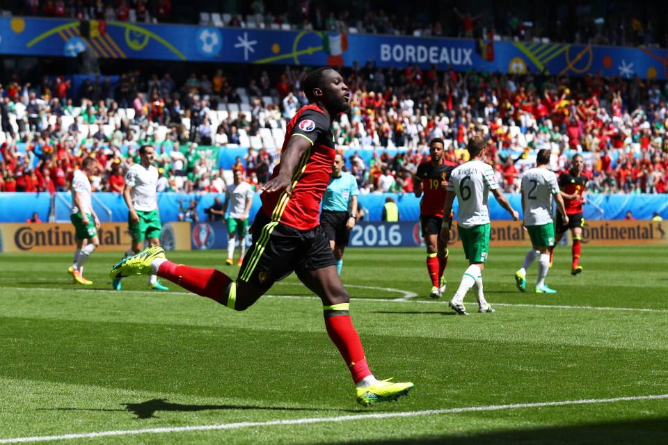 BORDEAUX, FRANCE - JUNE 18: Romelu Lukaku of Belgium celebrates scoring his team's first goal during the UEFA EURO 2016 Group E match between Belgium and Republic of Ireland at Stade Matmut Atlantique on June 18, 2016 in Bordeaux, France. (Photo by Ian Walton/Getty Images)