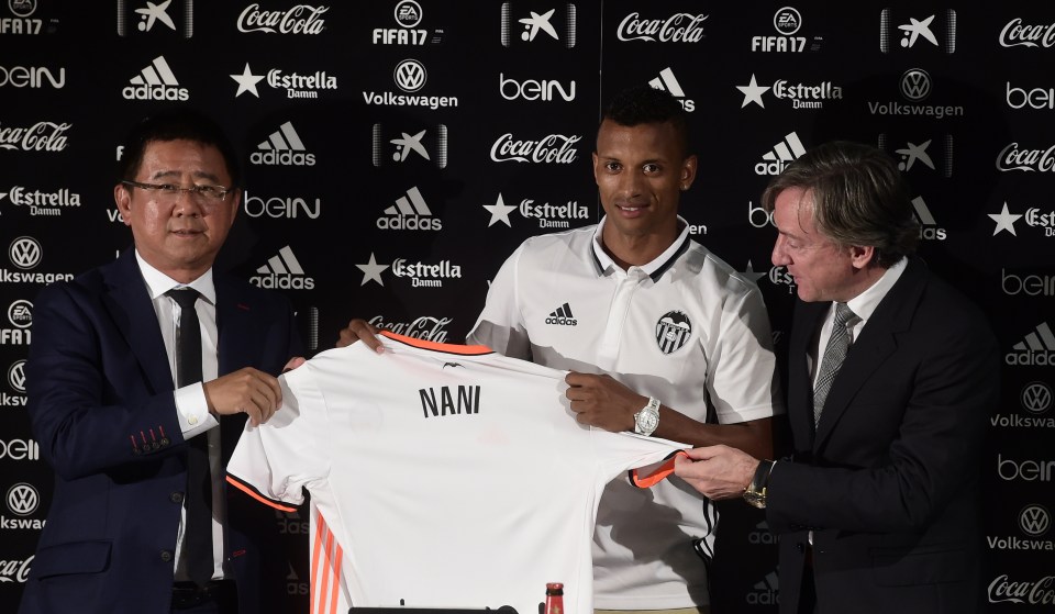 Valencia's new player Portuguese Luis Carlos Almeida de Cunha ' Nani ' and Valencia's Manager Kim Koh and Valencia´s Secretary Garcia Pitarch (R) hold jersey during his Official presentation in Valencia on July 14,2016 / AFP / JOSE JORDAN (Photo credit should read JOSE JORDAN/AFP/Getty Images)