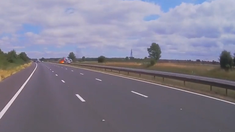 M180 crash 16_8_16 filmed with cobra 900e dash cam - mercury.00_00_03_04.Still006