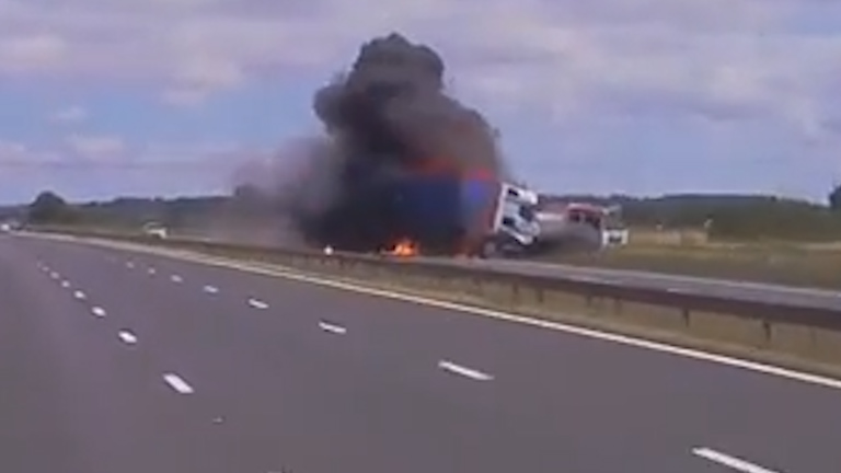 M180 crash 16_8_16 filmed with cobra 900e dash cam - mercury.00_00_17_04.Still014