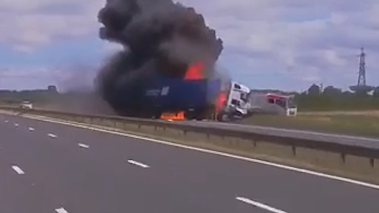 M180 crash 16_8_16 filmed with cobra 900e dash cam - mercury.00_00_18_05.Still015