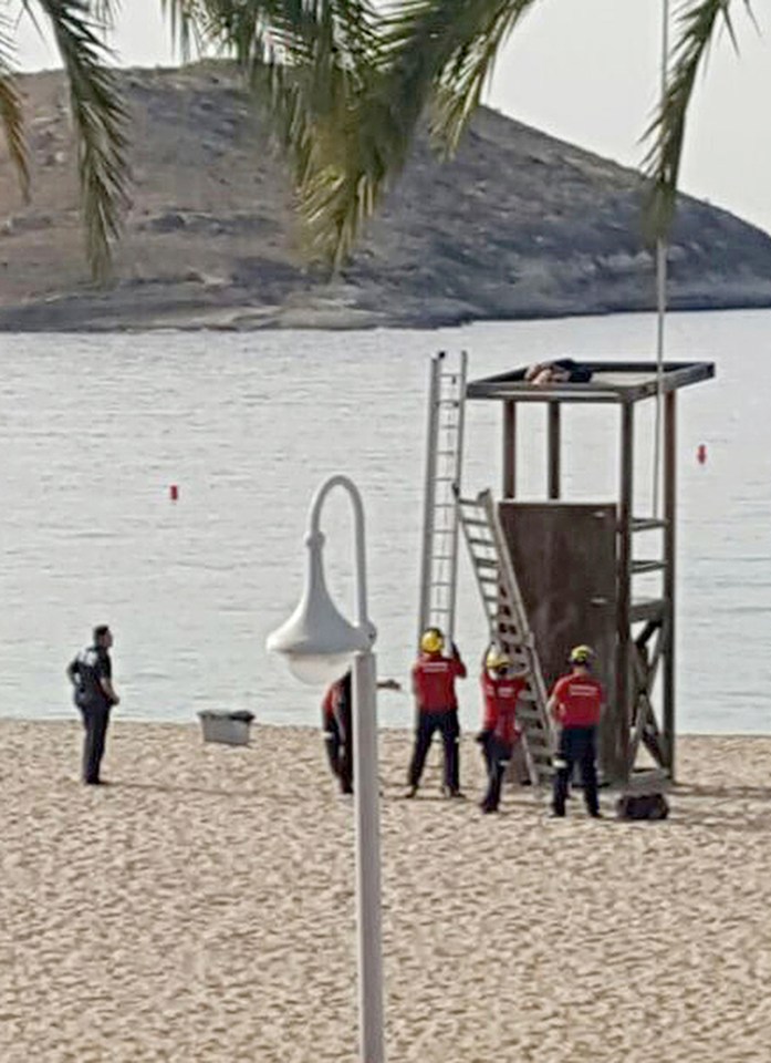 Spanish Police & Fireman were called to rescue a drunken British tourist who decided to climb up on top of a life guard tower to sleep off his buzzy part night in Magaluf.