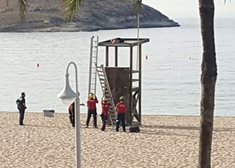 Spanish Police & Fireman were called to rescue a drunken British tourist who decided to climb up on top of a life guard tower to sleep off his buzzy part night in Magaluf.