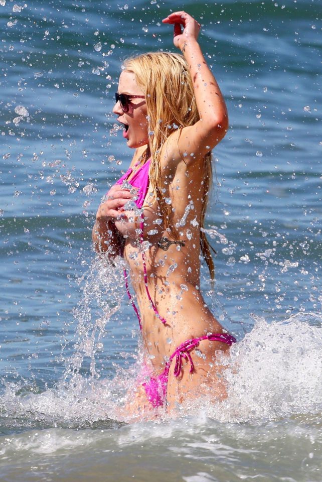 Annas bikini top flies off and exposes her nipple