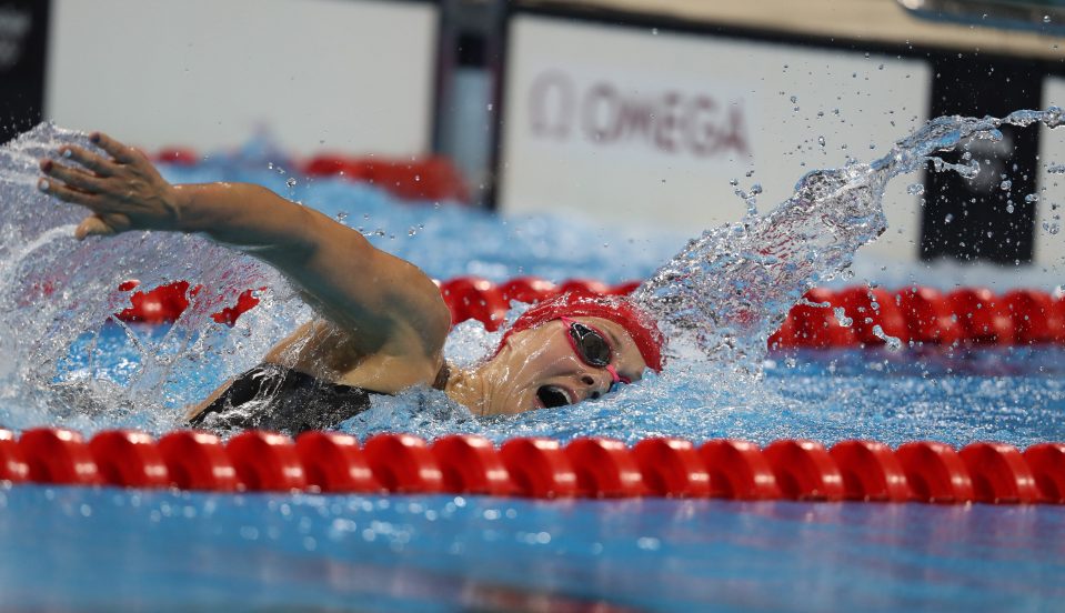 Jazz Carlin drives for the finish as she clinches a silver medal in the Rio 2016 400m freestyle