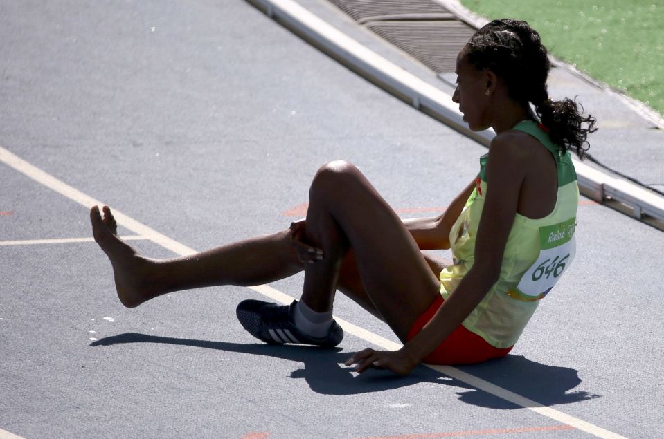 Etenesh Diro breaks down after finishing the race with one shoe