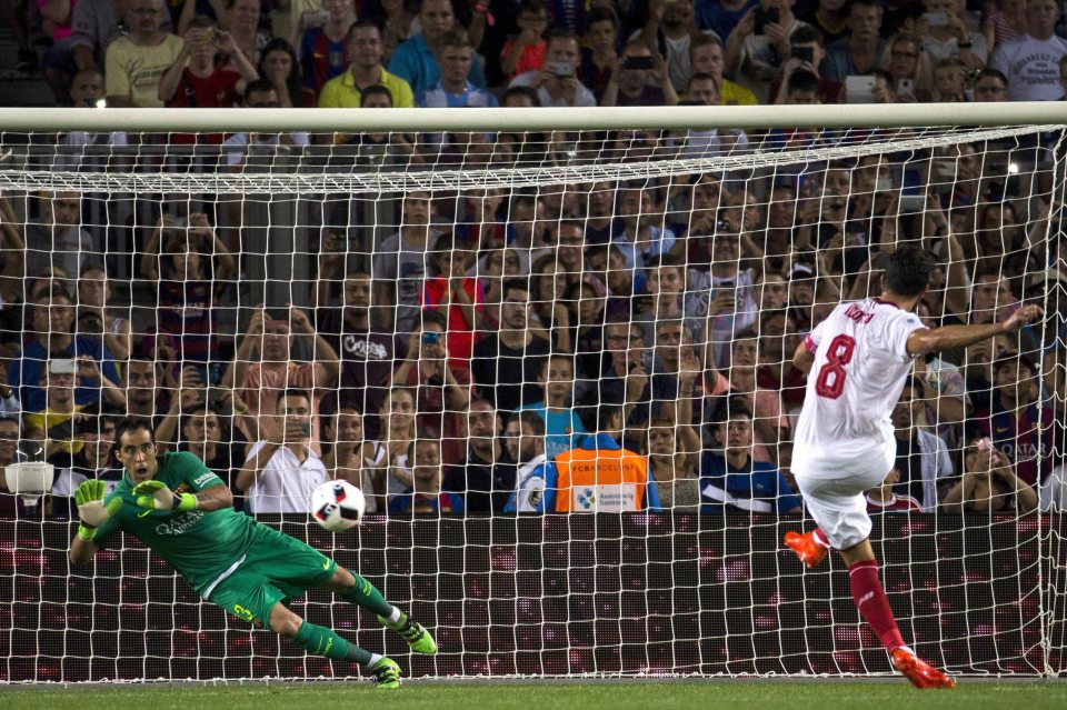 epa05494424 FC Barcelona¿s Chilean goalkeeper Claudio Bravo (L) saves Sevilla¿s defender Vicente Iborra (R) penalty, during the Spanish Super Cup second leg soccer match between FC Barcelona and Sevilla FC played at Camp Nou stadium in Barcelona, Spain, 17 August 2016. EPA/Quique Garc¿a